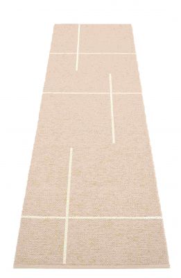 Beiger Fred Teppich von Pappelina, 70x270 cm, mit hellem Streifenmuster, ideal für Flur oder Küche.